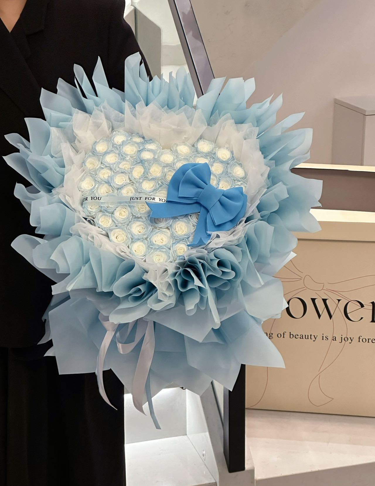 52朵尖角愛心永生玫瑰花束-淺藍色 OCTAVIA