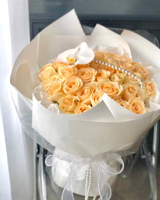 33枝韓式香檳色玫瑰花束,蜜桃雪山玫瑰,白色蝴蝶蘭