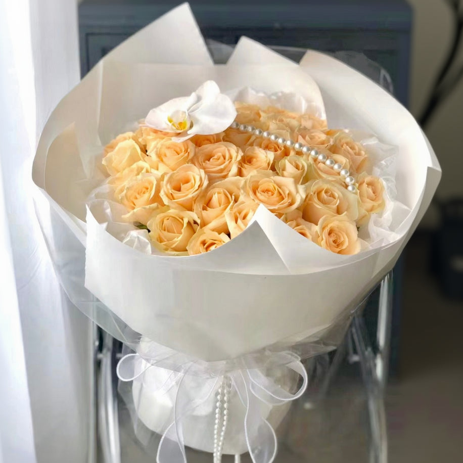 33枝韓式香檳色玫瑰花束,蜜桃雪山玫瑰,白色蝴蝶蘭