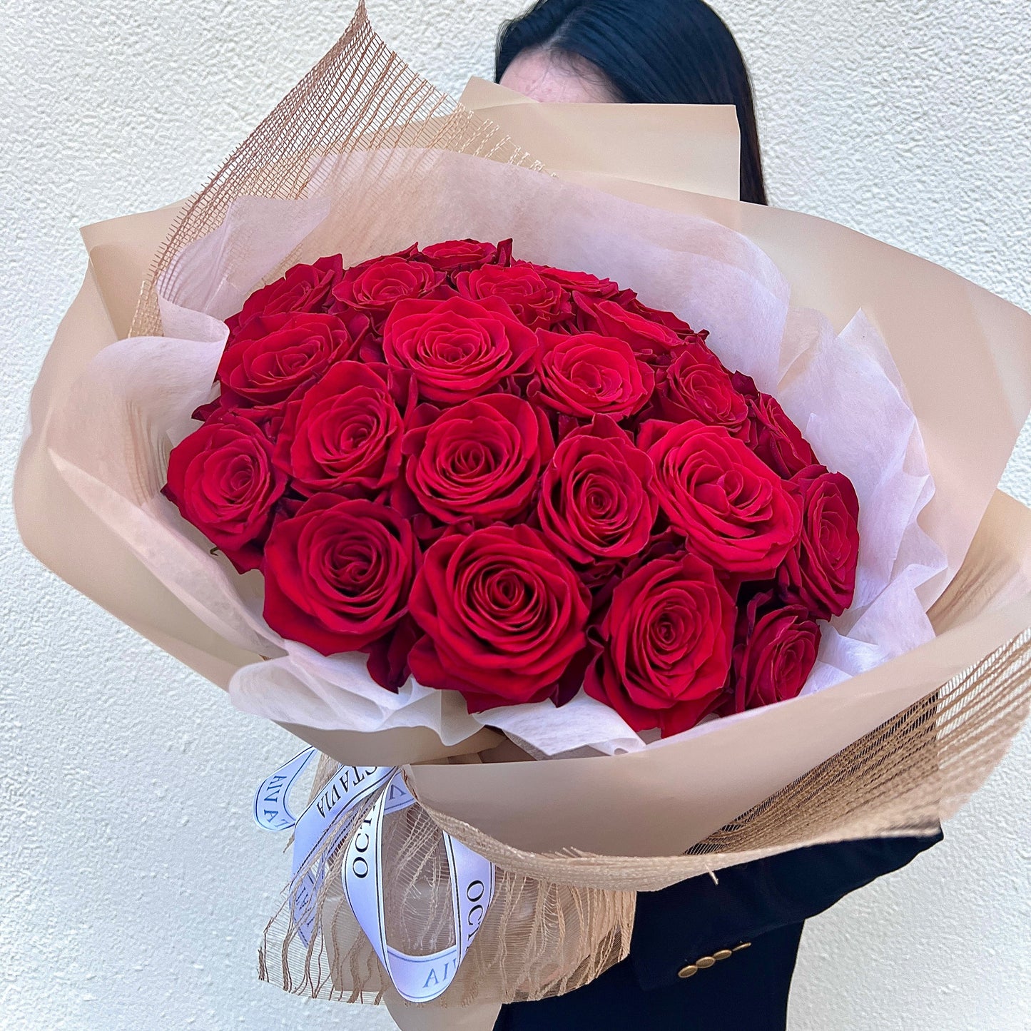 厄瓜多爾進口大頭鮮紅玫瑰花束,特大花頭,韓式花藝風格、奶茶色精美包裝紙,適合生日、求婚、節慶及婚禮送禮,香港花店熱賣款