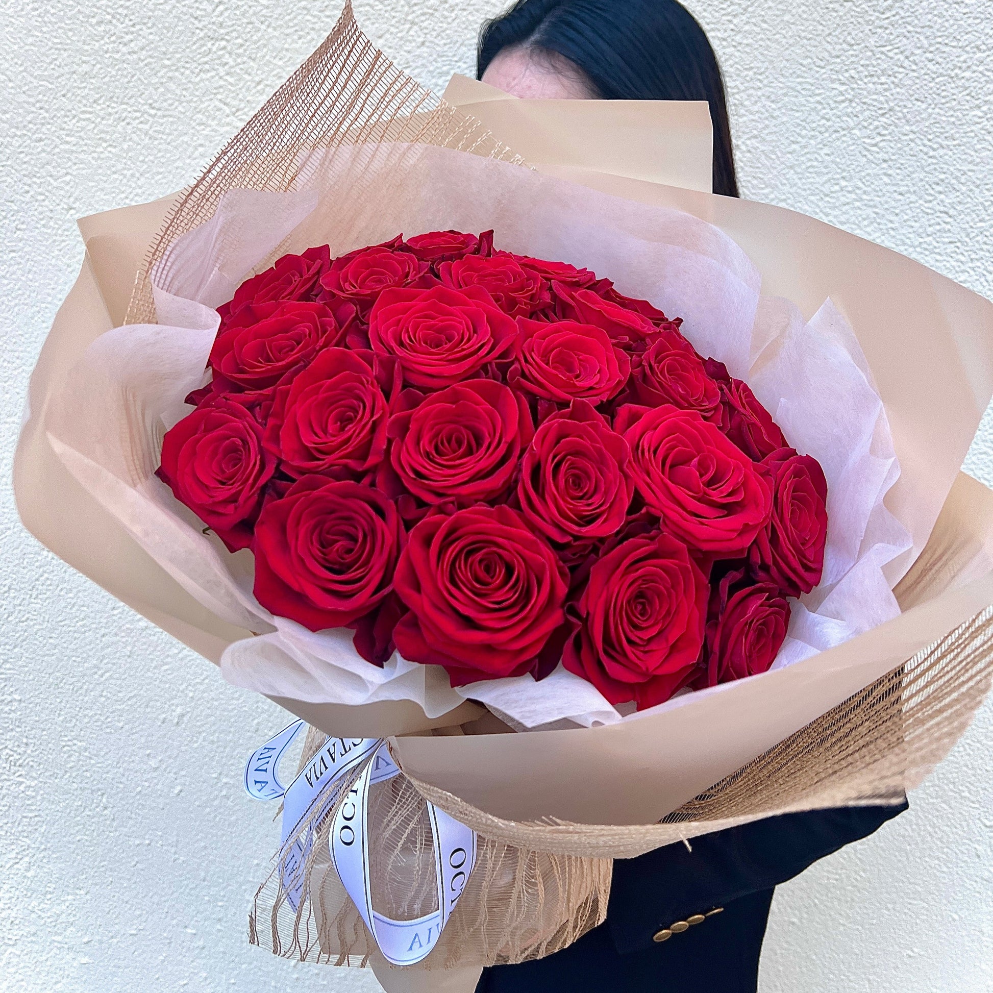 厄瓜多爾進口大頭鮮紅玫瑰花束,特大花頭,韓式花藝風格、奶茶色精美包裝紙,適合生日、求婚、節慶及婚禮送禮,香港花店熱賣款
