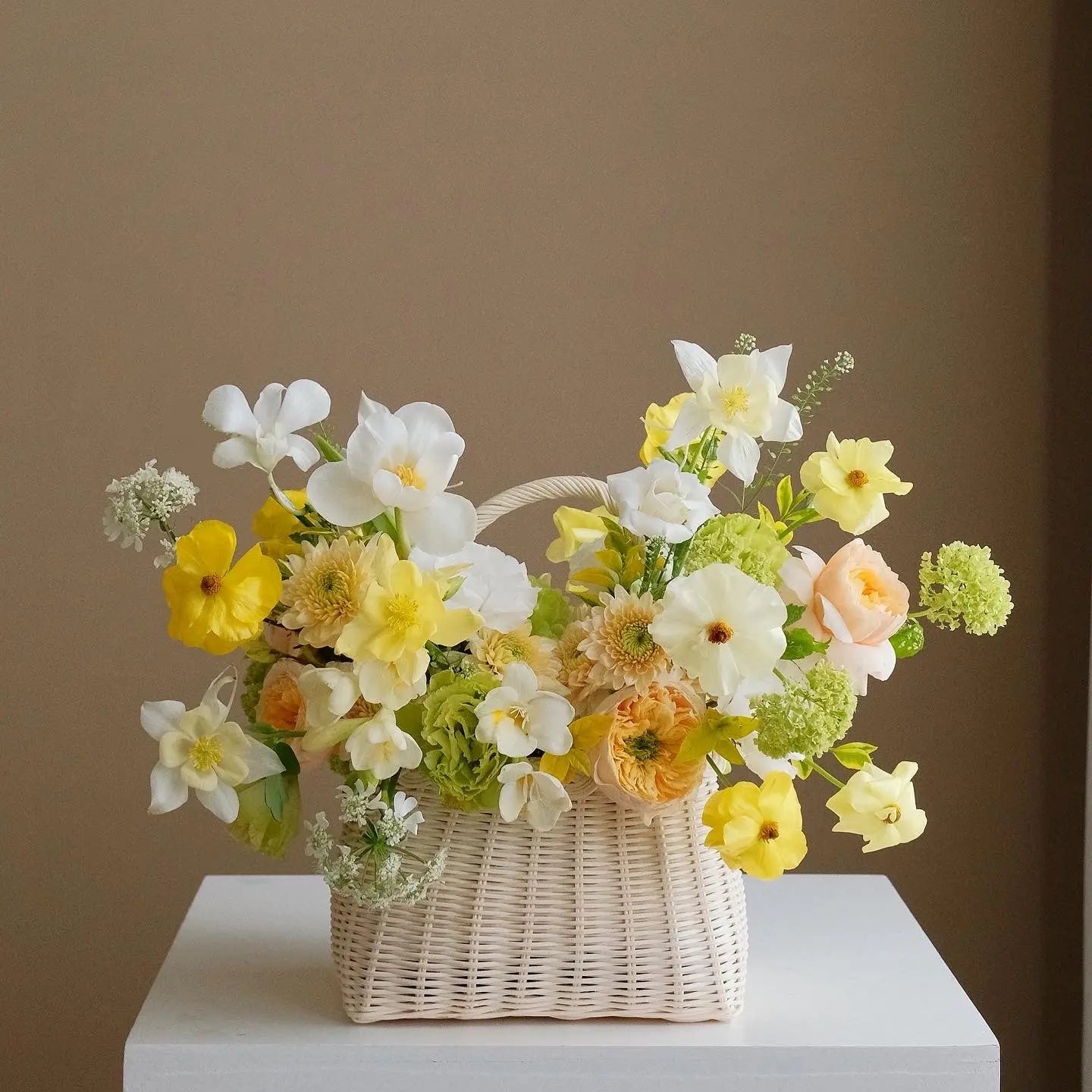 鮮花 韓式手提花籃 鬱金香 庭園玫瑰 適合香港的生日、開張、入伙、新婚及各類慶祝場合