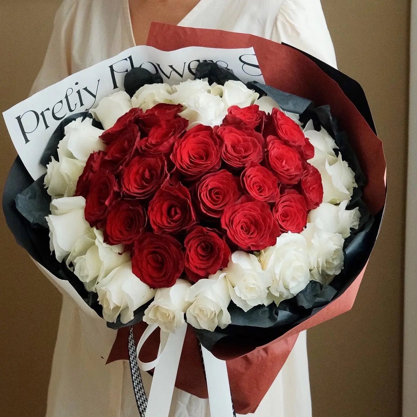 心型玫瑰大花束,由紅玫瑰和白玫瑰組成,適合香港客人的不同社交場合需要,例如:求婚、生日、紀念日、表白