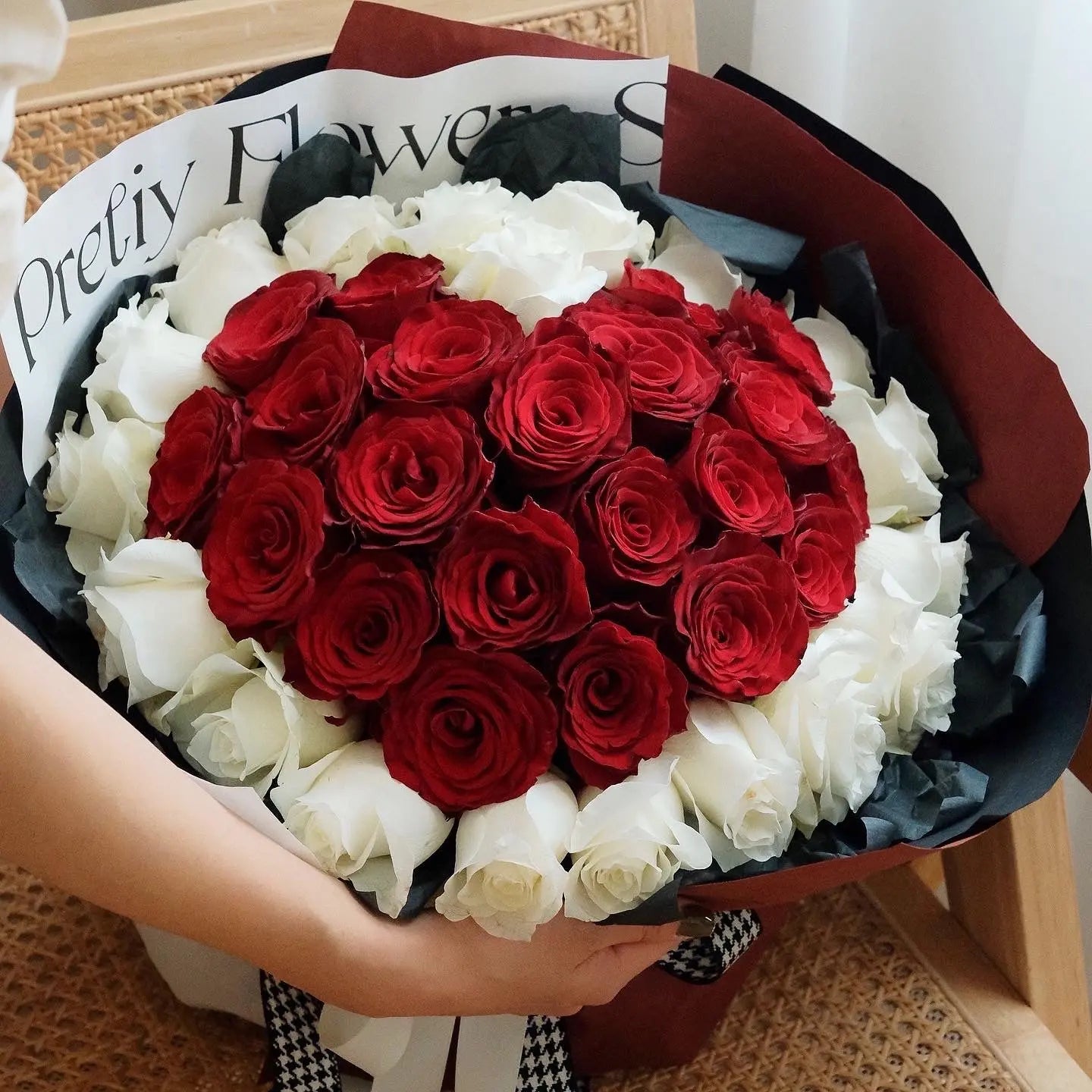 心型玫瑰大花束,由紅玫瑰和白玫瑰組成