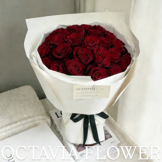 即日送花-33枝紅玫瑰花束-白色包裝-香港急單訂花推薦：適用於浪漫表白、生日、週年紀念 (OCTAVIA)