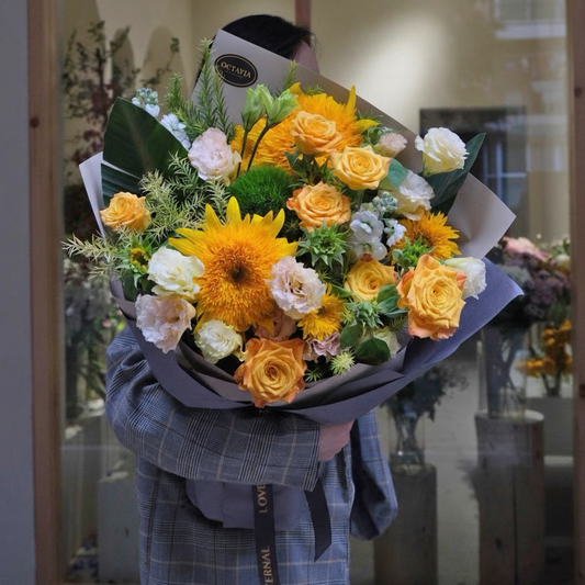 Teddy Sunflower In Grey 泰迪向日葵畢業花束 香港人氣花店 2026 灰色花紙包裝 清新向日葵花束 男生女生畢業送禮 OCTAVIA HK