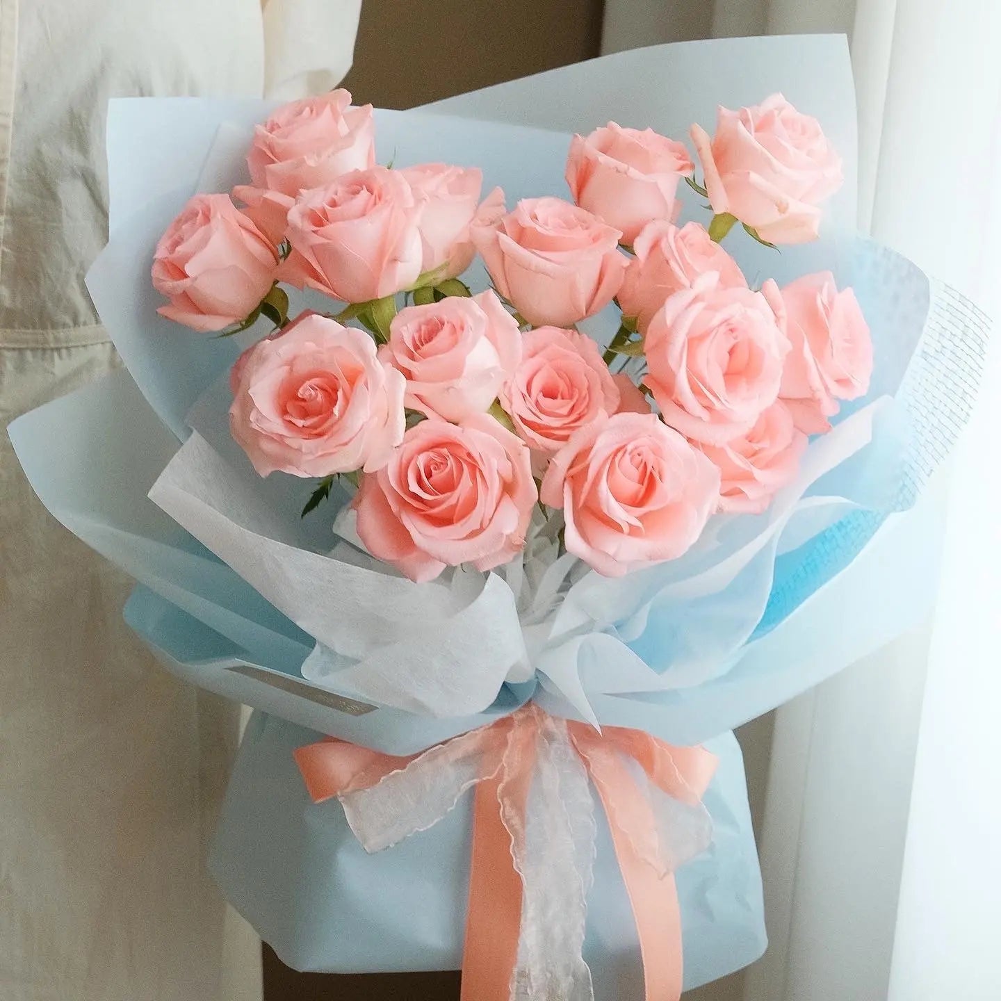 FF26⎪Layla粉紅色玫瑰韓式花束（淺藍色花紙） OCTAVIA香港花店 即日送花 表白 鮮花 生日 記念日 浪漫